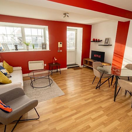 Cozy And Modern 2-Bed Apartment Swansea Esterno foto