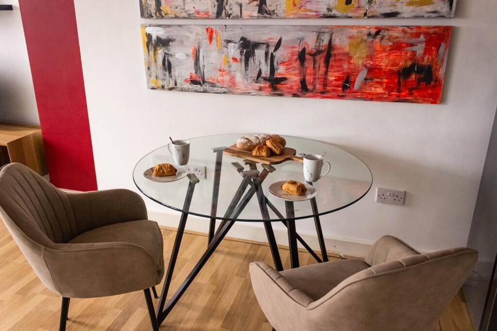Cozy And Modern 2-Bed Apartment Swansea Esterno foto