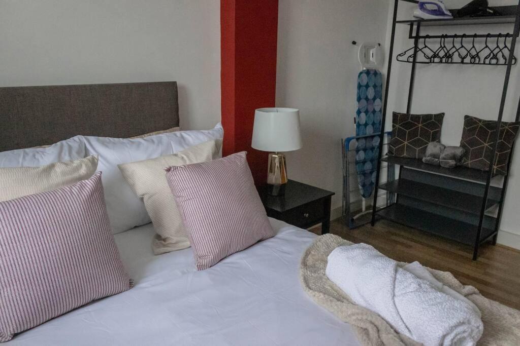 Cozy And Modern 2-Bed Apartment Swansea Esterno foto