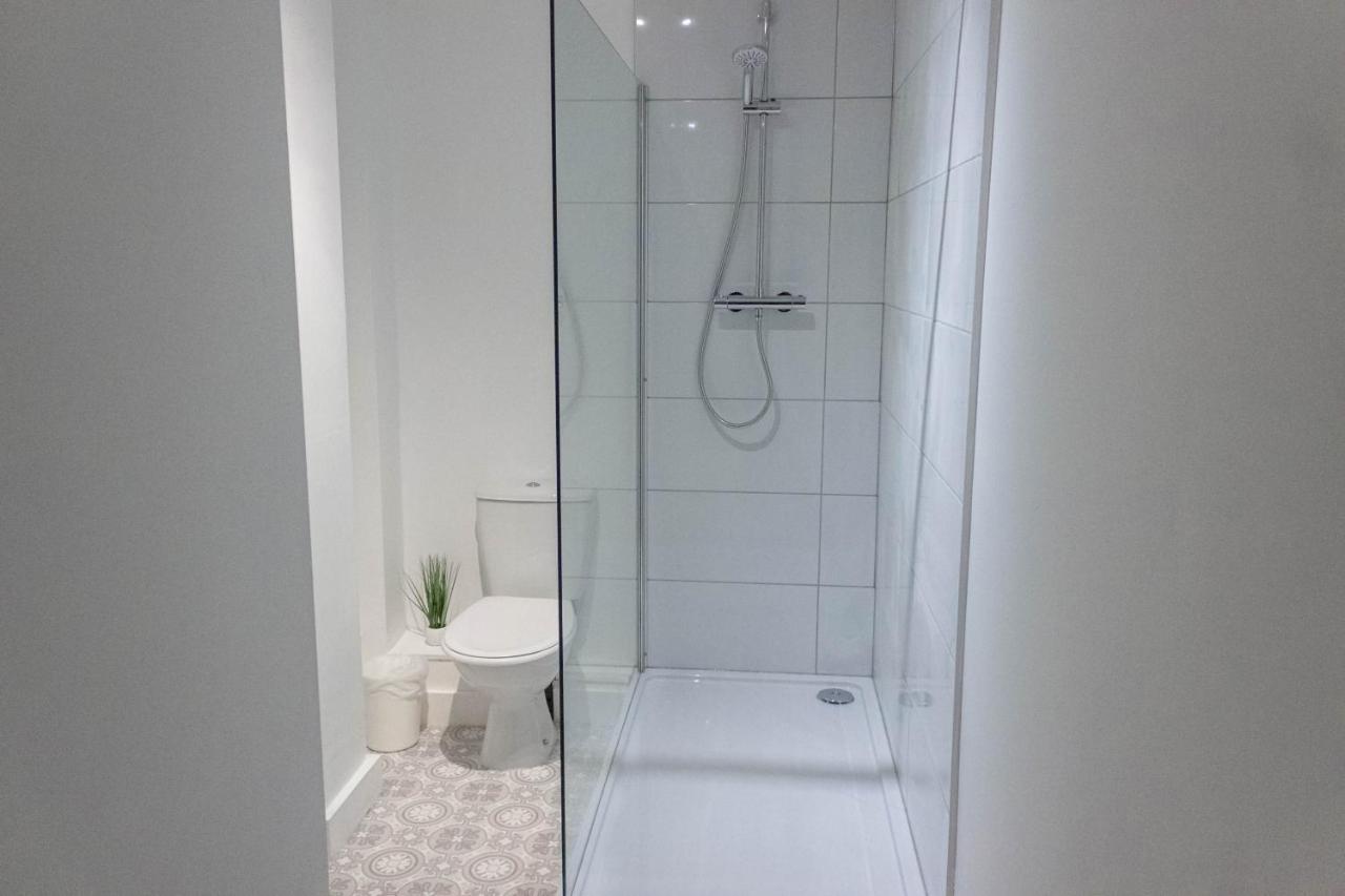 Cozy And Modern 2-Bed Apartment Swansea Esterno foto